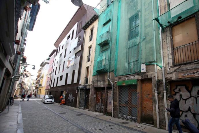 La imagen evidencia el cambio que supone la rehabilitación de viviendas (se ve el renovado edificio 47-53), frente a los viejos bloques.