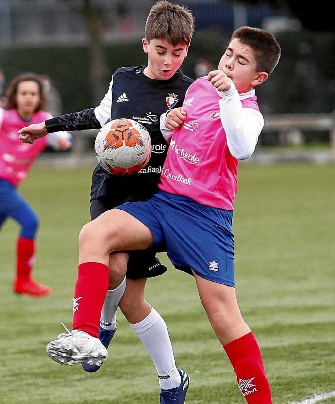 Dos jugadores disputan un balón en el Interescolar.