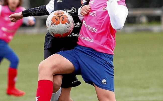 Dos jugadores disputan un balón en el Interescolar.