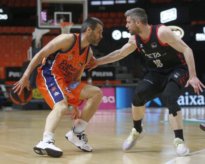 Quentin Serron defiende a Fernando San Emeterio en el encuentro del domingo en la Fuente de San Luis.