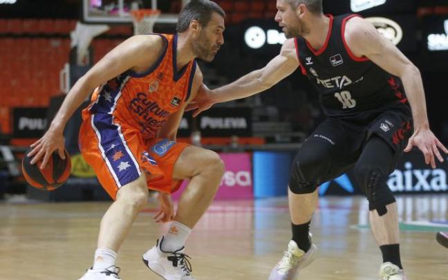 Quentin Serron defiende a Fernando San Emeterio en el encuentro del domingo en la Fuente de San Luis.