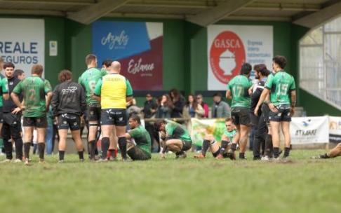 Los jugadores del Gernika se lamentan de la pérdida de categoría ayer domingo en Urbieta.