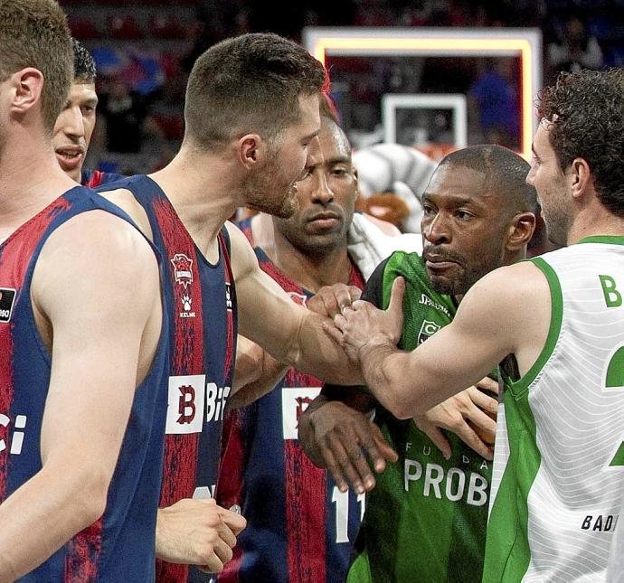 Los jugadores azulgranas perdieron los papeles en varios momentos y terminó originándose una trifulca con Brandon Paul. Foto: Josu Chavarri