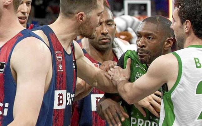 Los jugadores azulgranas perdieron los papeles en varios momentos y terminó originándose una trifulca con Brandon Paul. Foto: Josu Chavarri