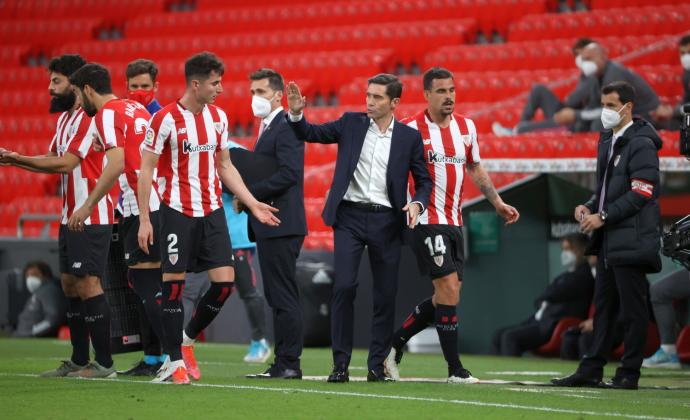 Marcelino saluda a Morcillo en el momento de la sustitución de este por Raúl García ante el Real Madrid.