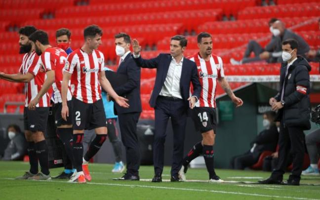 Marcelino saluda a Morcillo en el momento de la sustitución de este por Raúl García ante el Real Madrid.