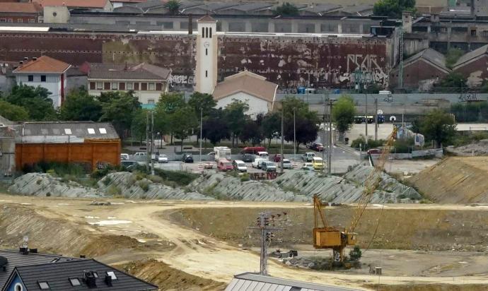 Las cinco biopilas esperan alineadas en los viejos terrenos de Vicinay a que las bacterias limpien de hidrocarburos los terrenos y determinar en octubre su destino.