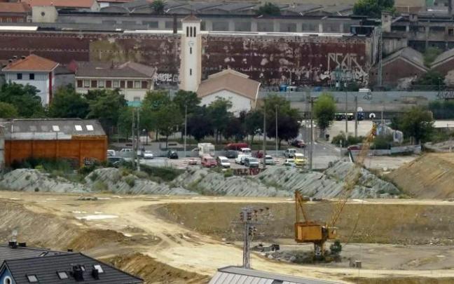 Las cinco biopilas esperan alineadas en los viejos terrenos de Vicinay a que las bacterias limpien de hidrocarburos los terrenos y determinar en octubre su destino. Las cinco biopilas esperan alineadas en los viejos terrenos de Vicinay a que las bacterias limpien de hidrocarburos los terrenos y determinar en octubre su destino.