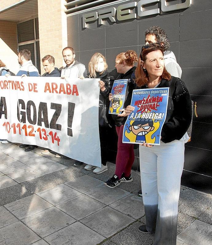 Concentración celebrada ayer a las puertas del Preco. Foto: Josu Chavarri