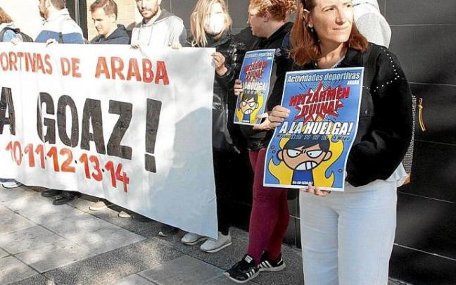 Concentración celebrada ayer a las puertas del Preco. Foto: Josu Chavarri