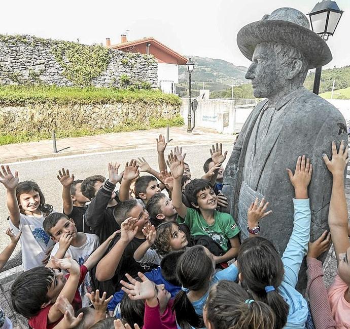 Niños rodeando la escultura del Gigante de Altzo. Foto: Ruben Plaza