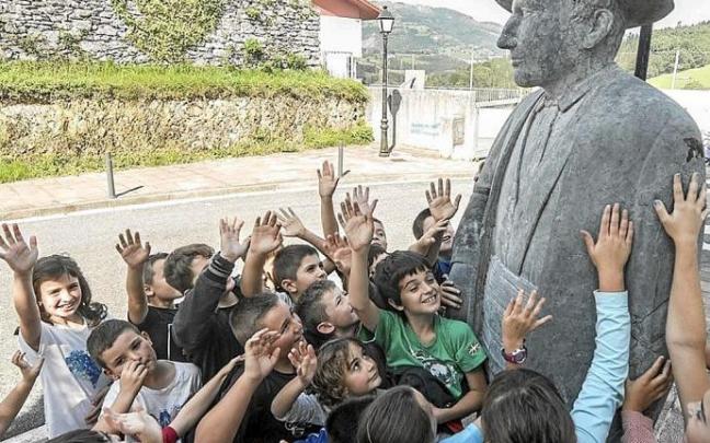 Niños rodeando la escultura del Gigante de Altzo. Foto: Ruben Plaza