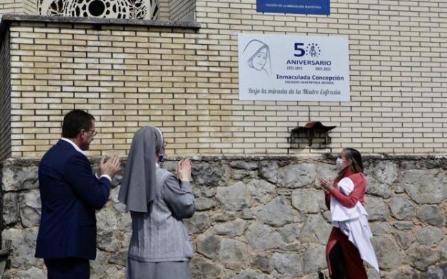 Descubrimiento de la placa conmemorativa.