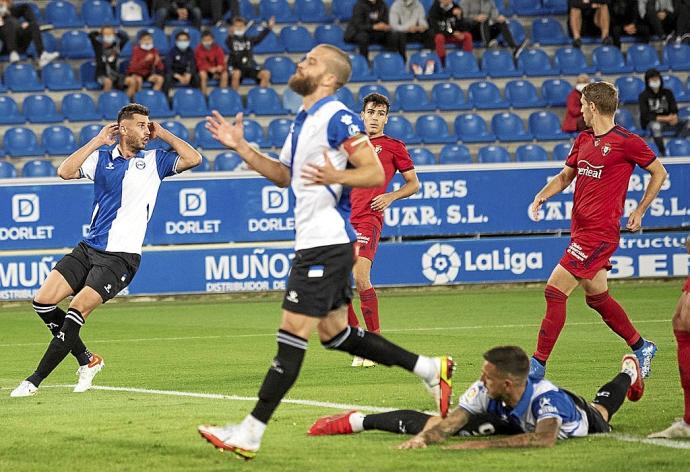 Miazga, Laguardia y Joselu se lamentan de una decisión arbitral durante el último derbi entre el Alavés y Osasuna en Mendizorroza. Foto: Josu Chavarri