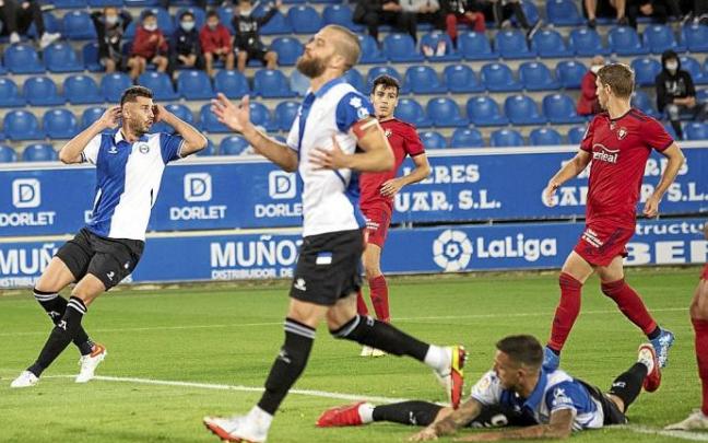 Miazga, Laguardia y Joselu se lamentan de una decisión arbitral durante el último derbi entre el Alavés y Osasuna en Mendizorroza. Foto: Josu Chavarri