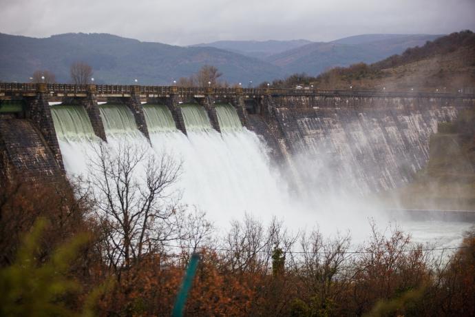 Presa de Ullibarri con las compuertas abiertas.