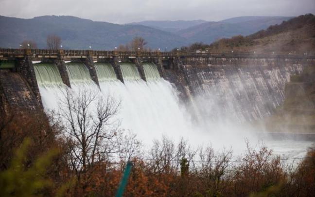 Presa de Ullibarri con las compuertas abiertas.