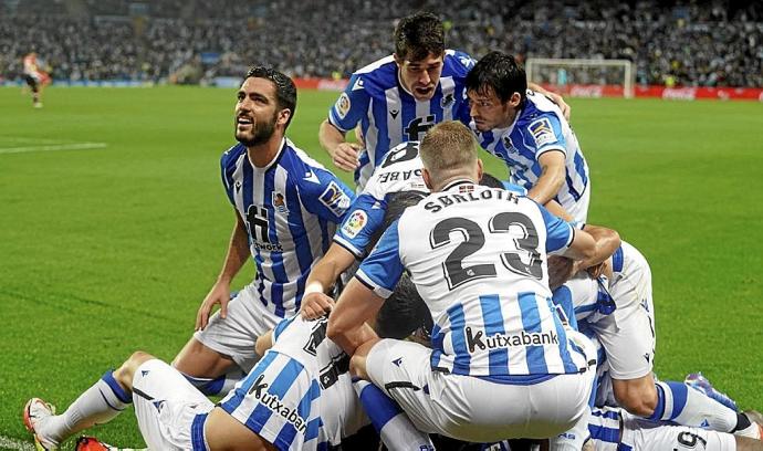 Los jugadores de la Real celebran el gol de penalti de Isak.