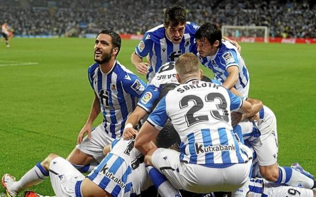 Los jugadores de la Real celebran el gol de penalti de Isak.