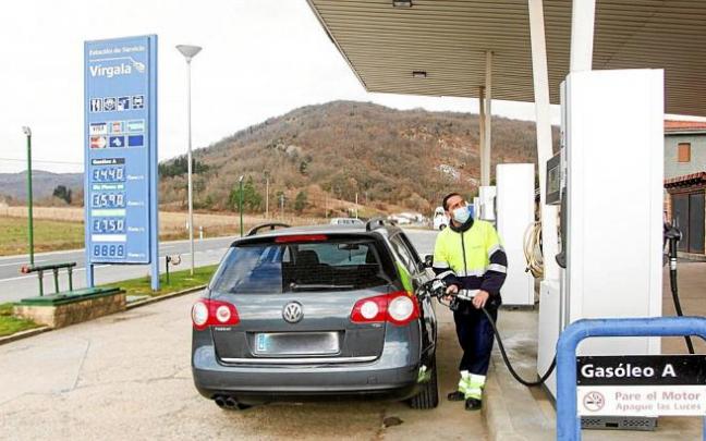 Muchos conductores alaveses consultan el portal de precios del Ministerio para la Transición Ecológica para averiguar cuál es la estación de servicio en la que pueden encontrar el combustible más barato. Sin embargo, los datos no siempre corresponden con