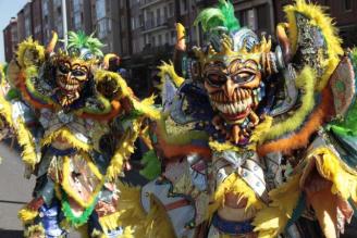 Dos coloridos y trabajados disfraces durante el desfile de la edición de 2020 en Vitoria. Foto: Pilar Barco