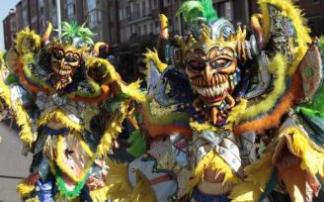 Dos coloridos y trabajados disfraces durante el desfile de la edición de 2020 en Vitoria. Foto: Pilar Barco