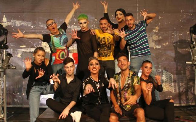 Asier Bilbao y Yogurinha Borova (primero, a la izquierda), con los y las integrantes de su show. Asier Bilbao y Yogurinha Borova (primero, a la izquierda), con los y las integrantes de su show.
