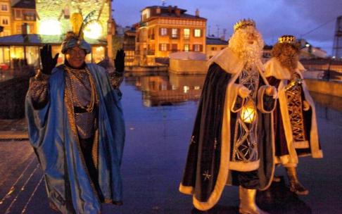 Portugalete apuesta por mantener el recibimiento a Olentzero y Mari Domingi y la cabalgata de los Reyes Magos. Portugalete apuesta por mantener el recibimiento a Olentzero y Mari Domingi y la cabalgata de los Reyes Magos.