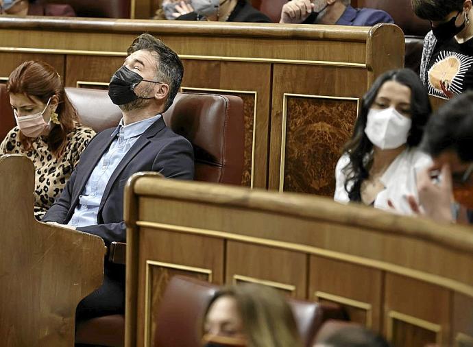 Gabriel Rufián se toma un respiro a escasos metros de Inés Arrimadas. Foto: Europa Press