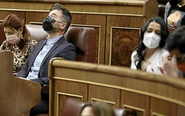 Gabriel Rufián se toma un respiro a escasos metros de Inés Arrimadas. Foto: Europa Press Gabriel Rufián se toma un respiro a escasos metros de Inés Arrimadas. Foto: Europa Press