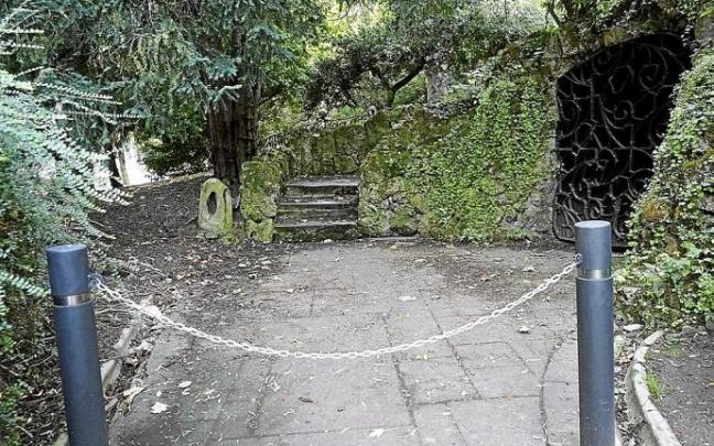 Una cadena impide acercarse a las inmediaciones de la deteriorada cueva de La Florida. Foto: Alex Larretxi