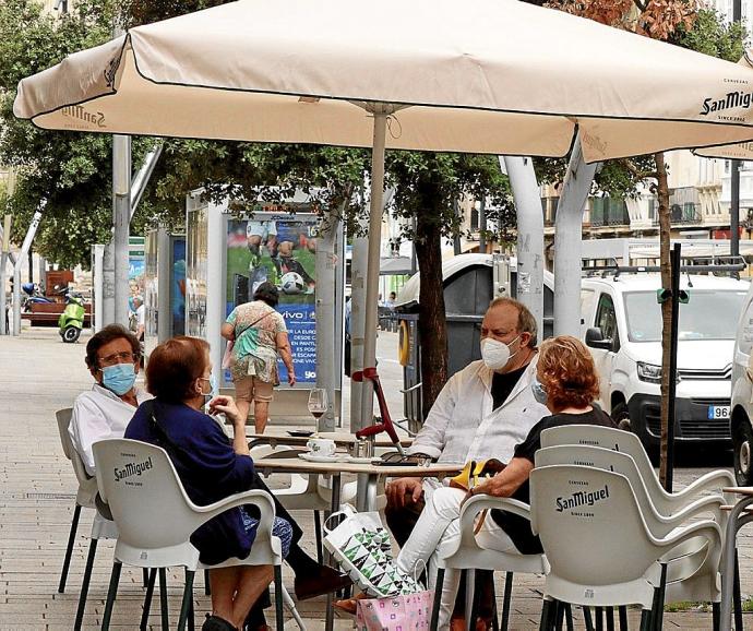 Ciudadanos toman una consumición en la terraza de un bar de Gasteiz. Foto: Sandra Calvo