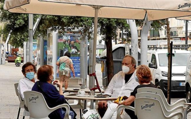 Ciudadanos toman una consumición en la terraza de un bar de Gasteiz. Foto: Sandra Calvo