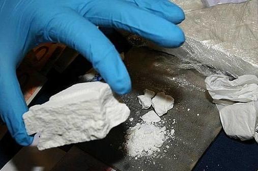 Un bloque de cocaína incautado en una operación policial.
