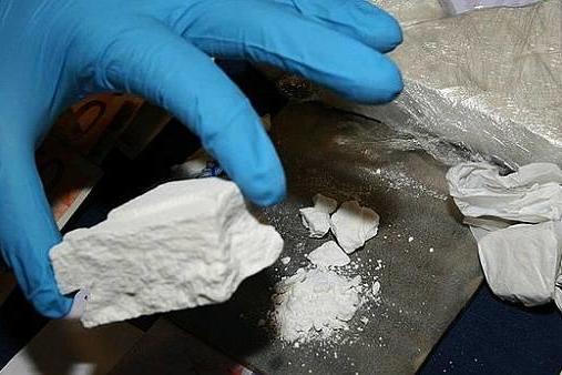 Un bloque de cocaína incautado en una operación policial.