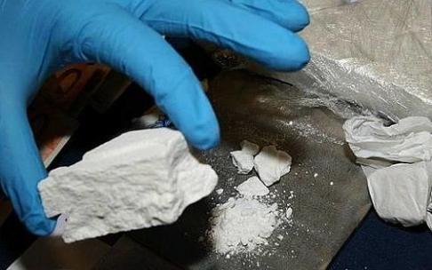 Un bloque de cocaína incautado en una operación policial.