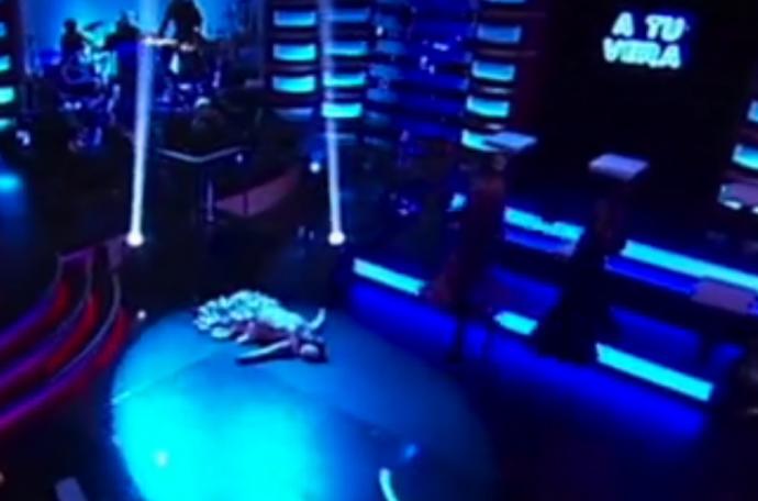 Sandrina, la concursante, tras desplomarse en el plató mientras cantaba.
