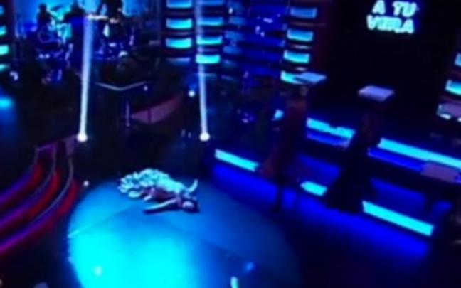 Sandrina, la concursante, tras desplomarse en el plató mientras cantaba.