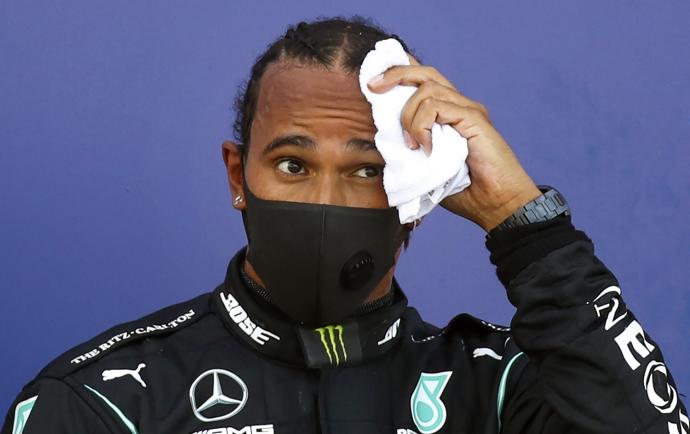 Lewis Hamilton se limpia el sudor tras una carrera.