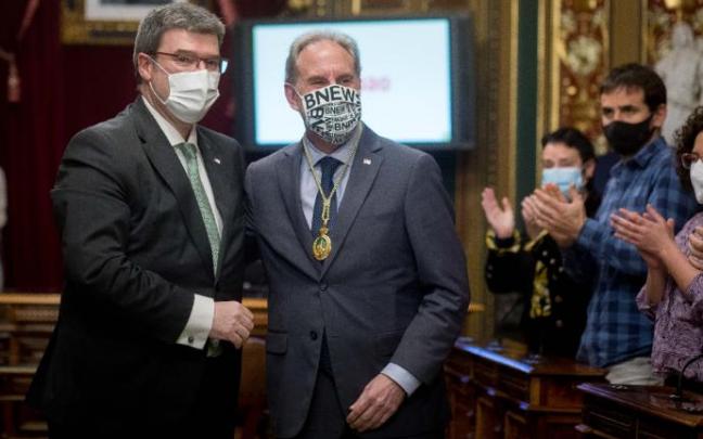 El alcalde de Bilbao, Juan Mari Aburto ha impuesto la medalla a Alfonso Gil en el pleno extraordinario celebrado este viernes