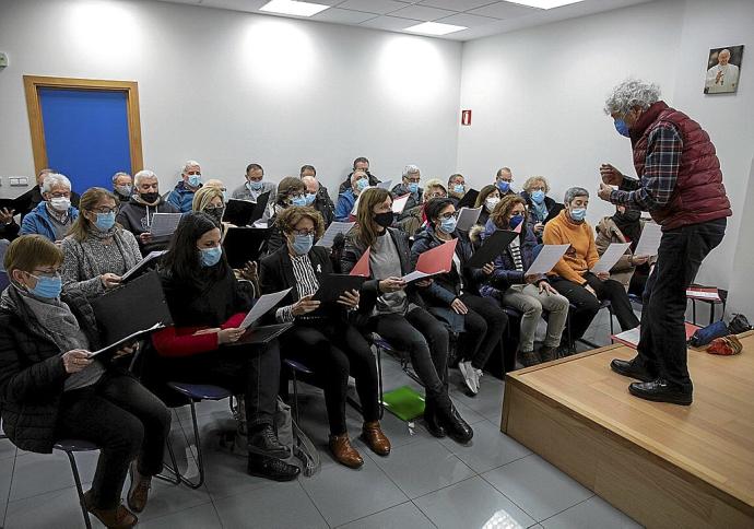 Uno de los últimos ensayos de la Coral San Blas de Burlada con Miguel Irisarri como director.