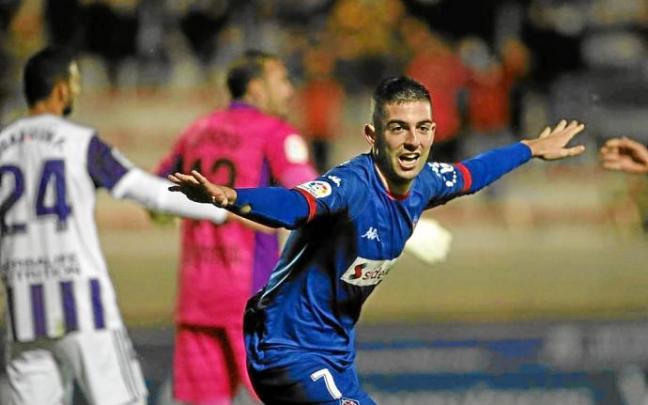 Unzueta celebra un gol ante el Valladolid en la última victoria en Lezama. Foto: Borja Guerrero