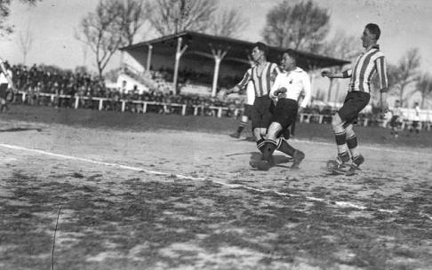 Un partido en Mendizorroza. De izquierda a derecha: Patxi Errasti, Jacinto Quincoces y Ciriaco Errasti.