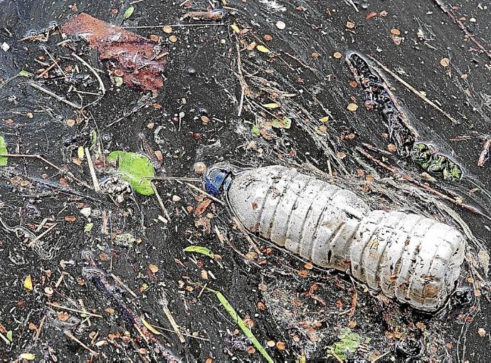 El pasado mes de marzo se recogieron 635 kilos de residuos en el río Oria a su paso por Beasain. Foto: N.G.