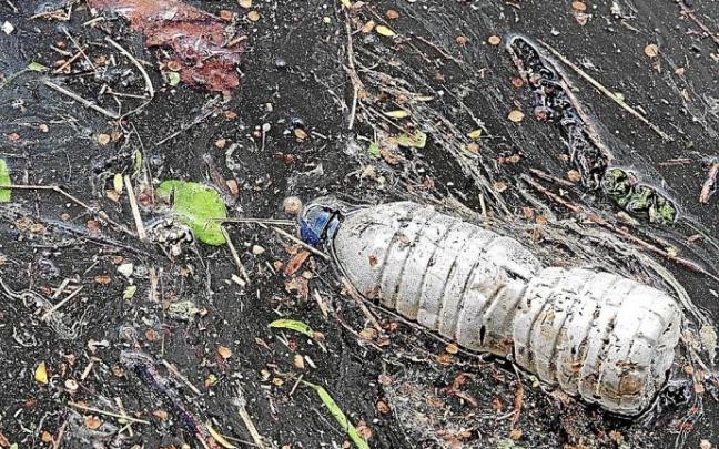 El pasado mes de marzo se recogieron 635 kilos de residuos en el río Oria a su paso por Beasain. Foto: N.G. El pasado mes de marzo se recogieron 635 kilos de residuos en el río Oria a su paso por Beasain. Foto: N.G.