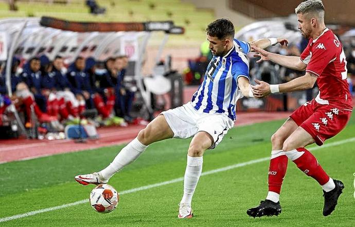 Januzaj pisa el balón, tratándolo de proteger, ante el acoso de Caio Henrique. Foto: Efe