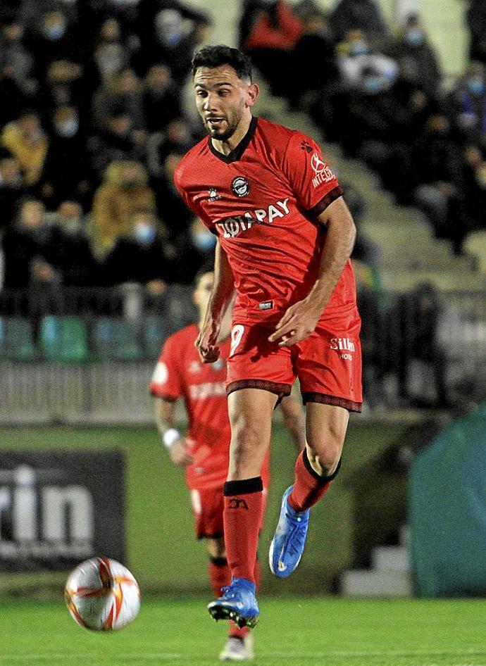 Iván Martín avanza con el balón durante el partido de Copa entre el Unami y el Deportivo Alavés en La Albuera. Foto: Área 11