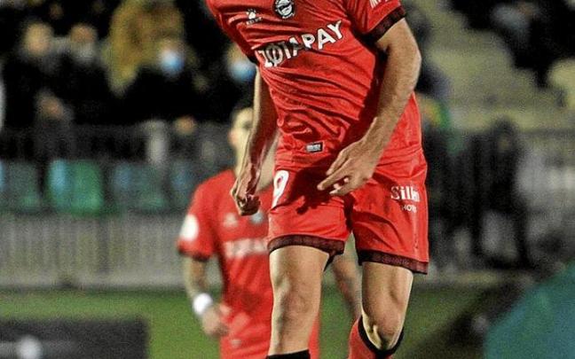 Iván Martín avanza con el balón durante el partido de Copa entre el Unami y el Deportivo Alavés en La Albuera. Foto: Área 11