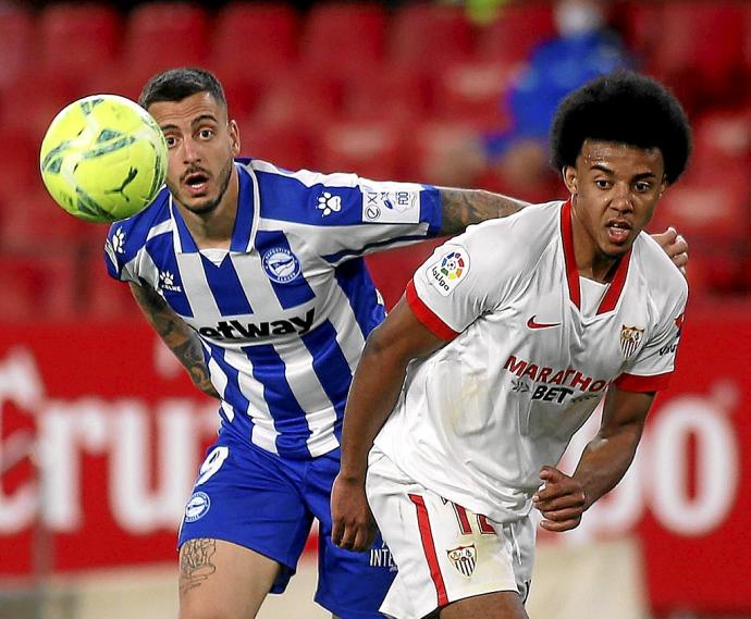 Joselu pugna por el balón con Jules Koundé, durante el Sevilla-Alavés de la temporada pasada. Foto: Efe