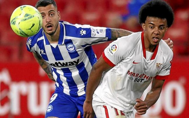 Joselu pugna por el balón con Jules Koundé, durante el Sevilla-Alavés de la temporada pasada. Foto: Efe